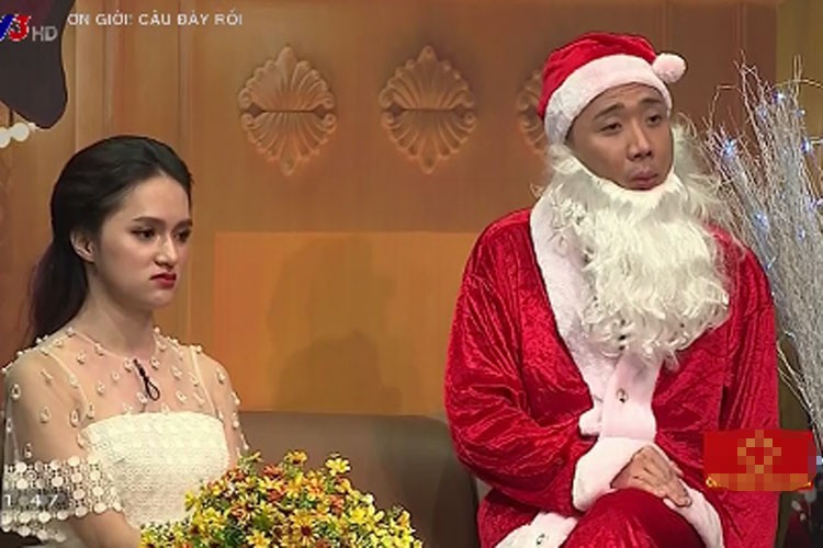 Tối 26/12, tập 9 “Ơn giời, cậu đây rồi” đã lên sóng trên kênh VTV3. Ở căn phòng dành cho  Hương Giang Idol, trưởng phòng Trấn Thành vào vai ông già Noel đến tặng quà. Nam danh hài đưa ra những câu hỏi khó cho nữ nghệ sĩ.